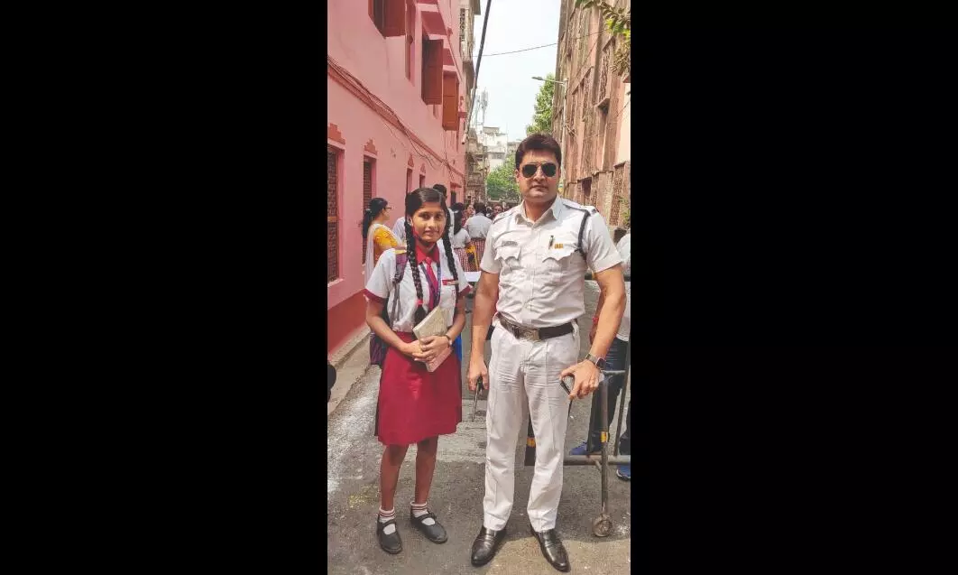 Traffic cop helps Madhyamik examinee Traffic cop helps Madhyamik examinee