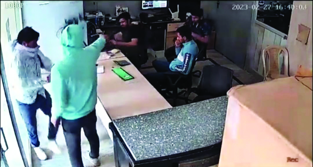 2 men open fire at cable office staff, kill 1 2 men open fire at cable office staff, kill 1