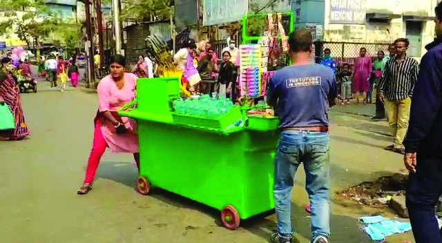 SMC conducts eviction drive in front of dist hosp