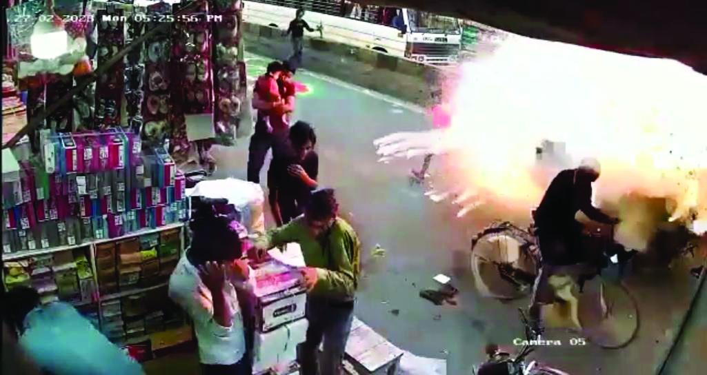 E-rickshaw laden with firecrackers explodes in Gr Noida, one dead E-rickshaw laden with firecrackers explodes in Gr Noida, one dead