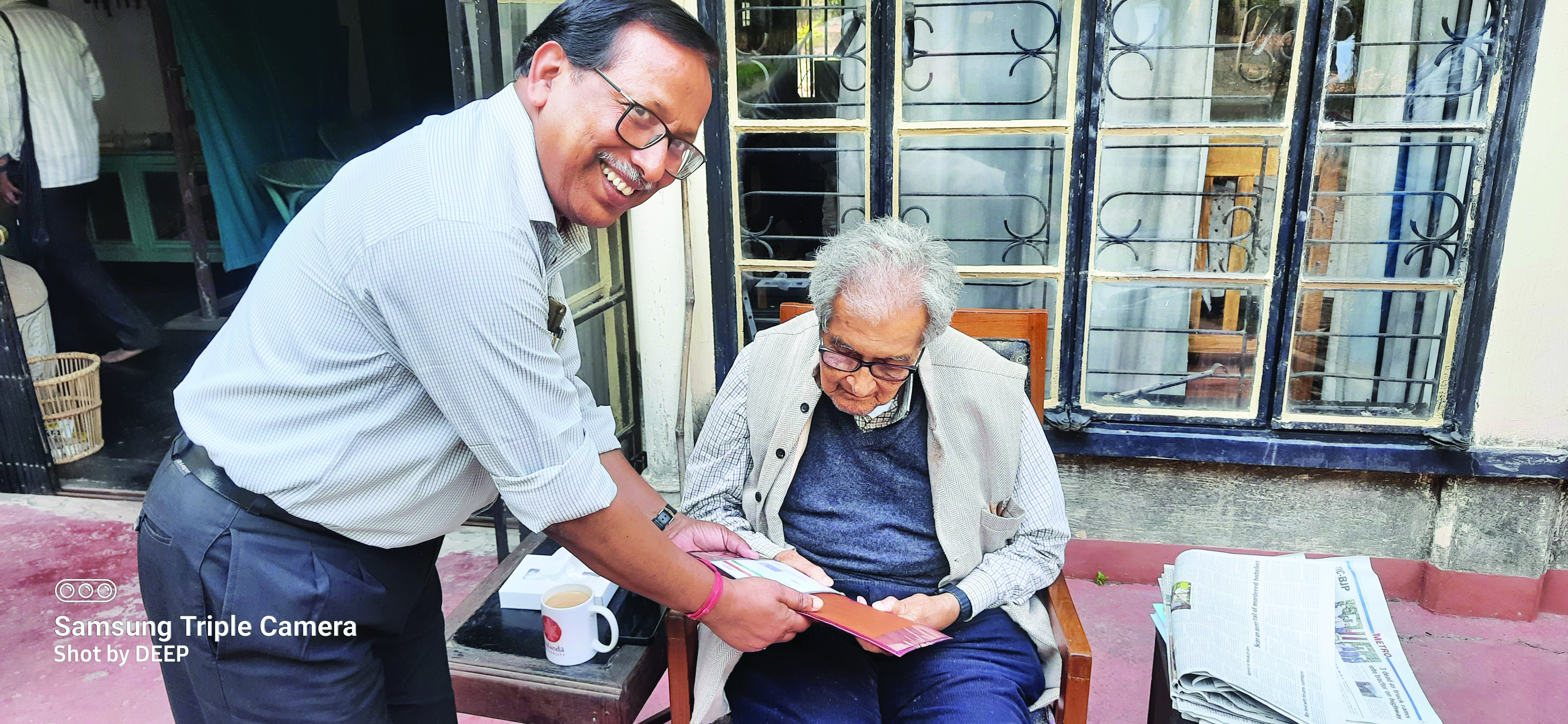Amartya Sen gets his Aadhaar card