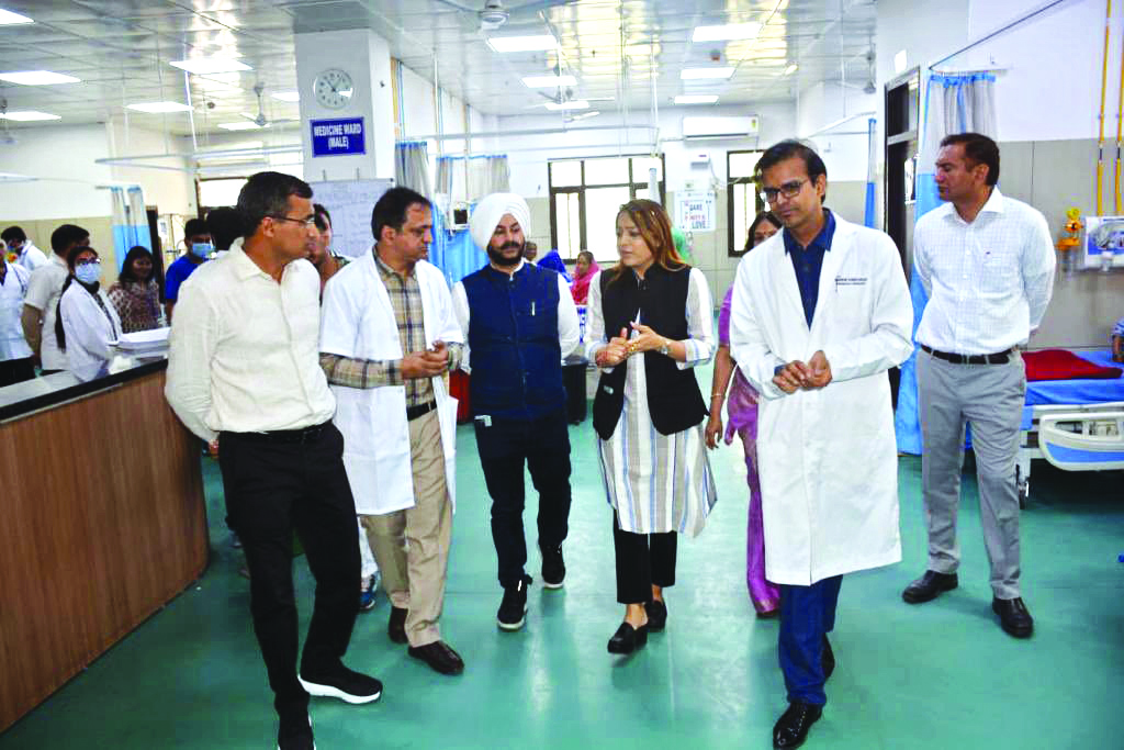 Mayor inspects Mata   Gujri Hosp and meets   A&C dept officials