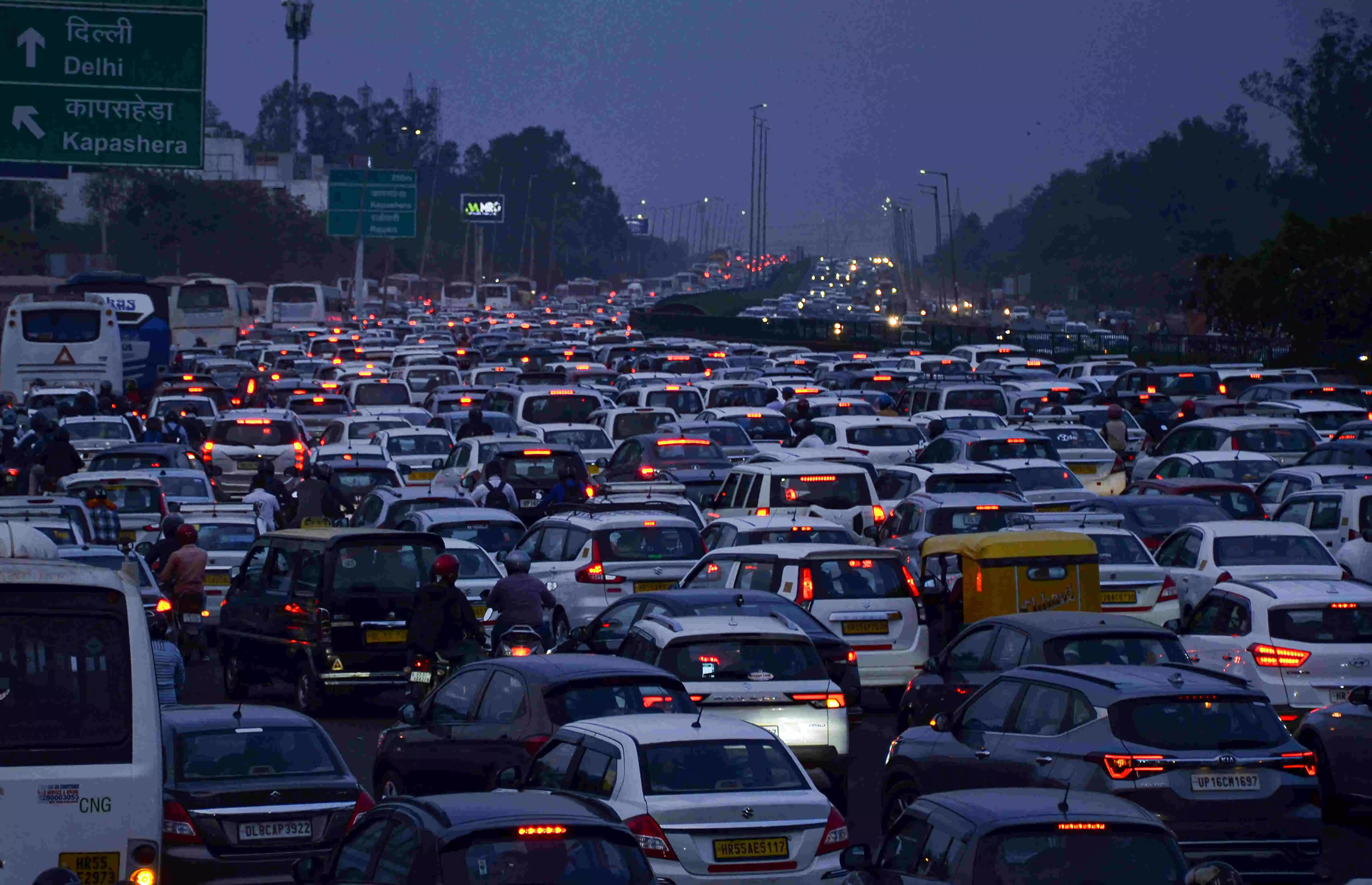 Commuters face traffic snarls on roads for third day on trot Commuters face traffic snarls on roads for third day on trot