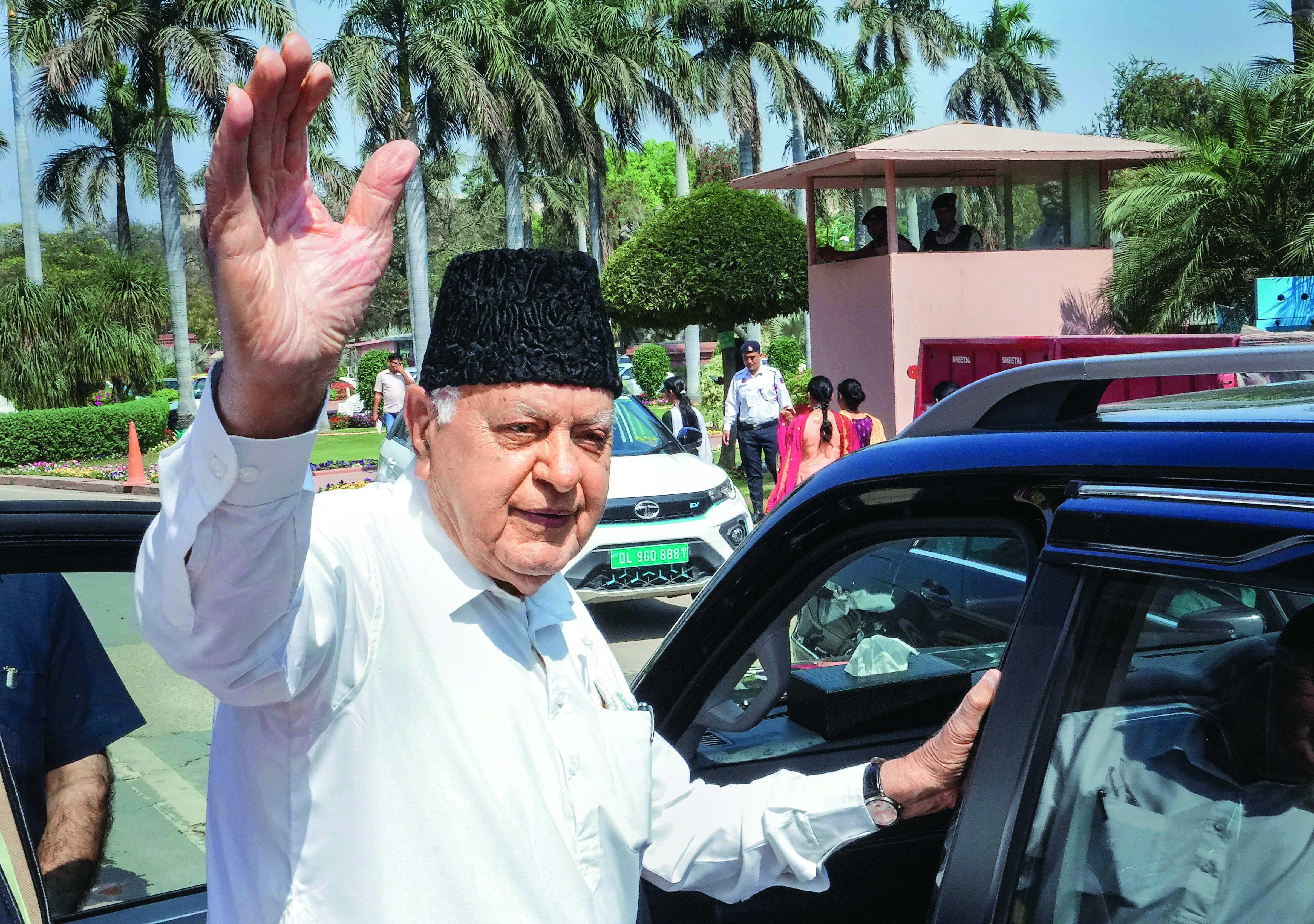 Oppn leaders meet CEC, submits memorandum for early polls in J&K
