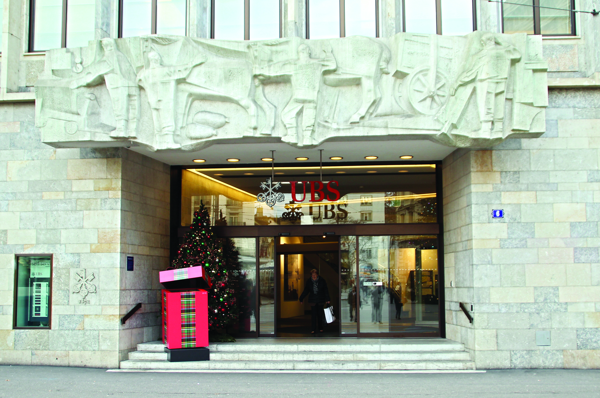 Credit Suisse meets to weigh options, under pressure to merge with UBS Credit Suisse meets to weigh options, under pressure to merge with UBS