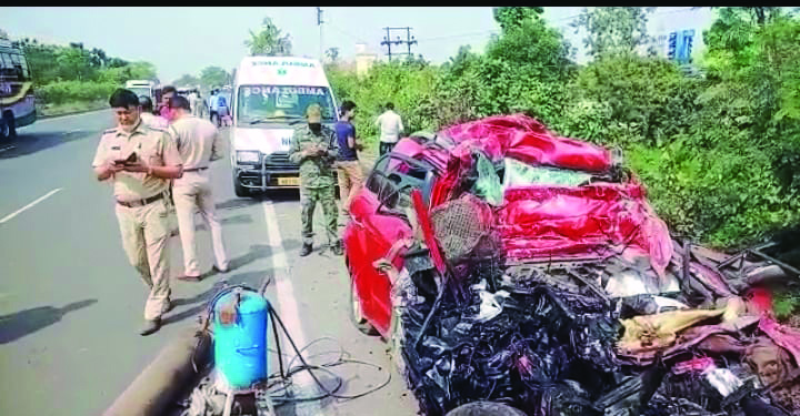 3 killed, 9 injured in collision between car  & bus in Bagnan