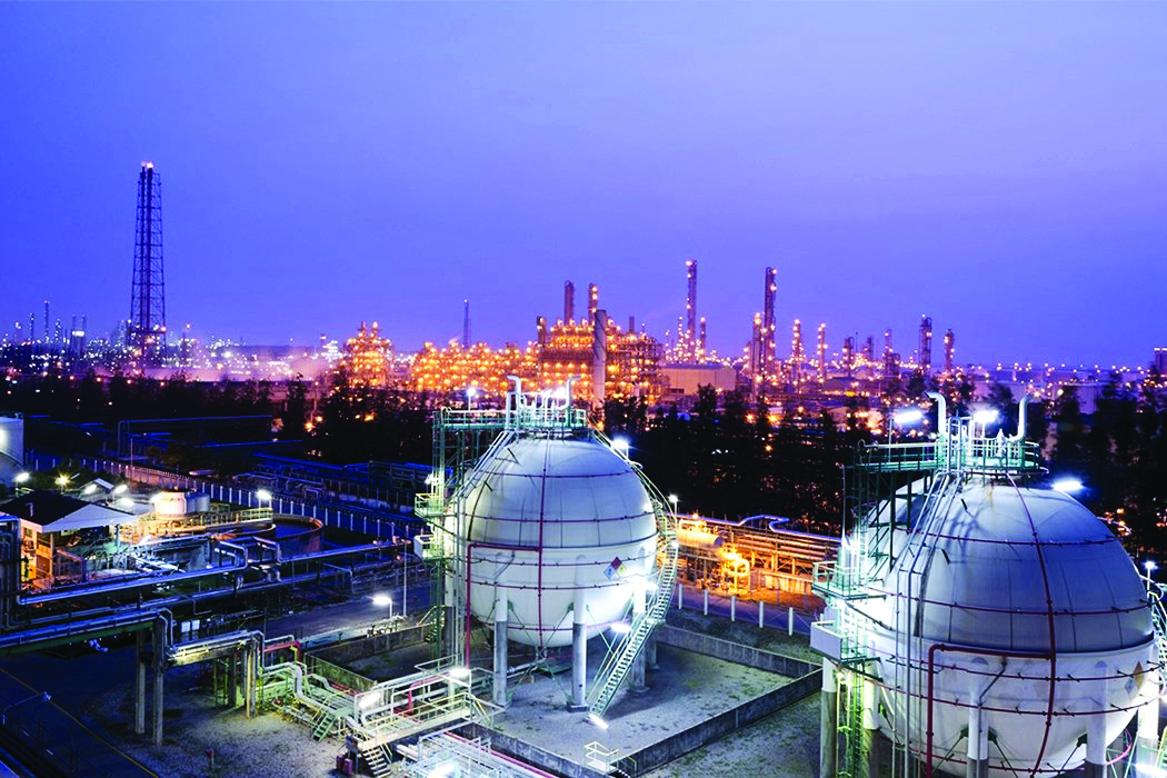 Indian Oil Corp to invest `61,077 crore in petchem complex at Paradip Indian Oil Corp to invest `61,077 crore in petchem complex at Paradip