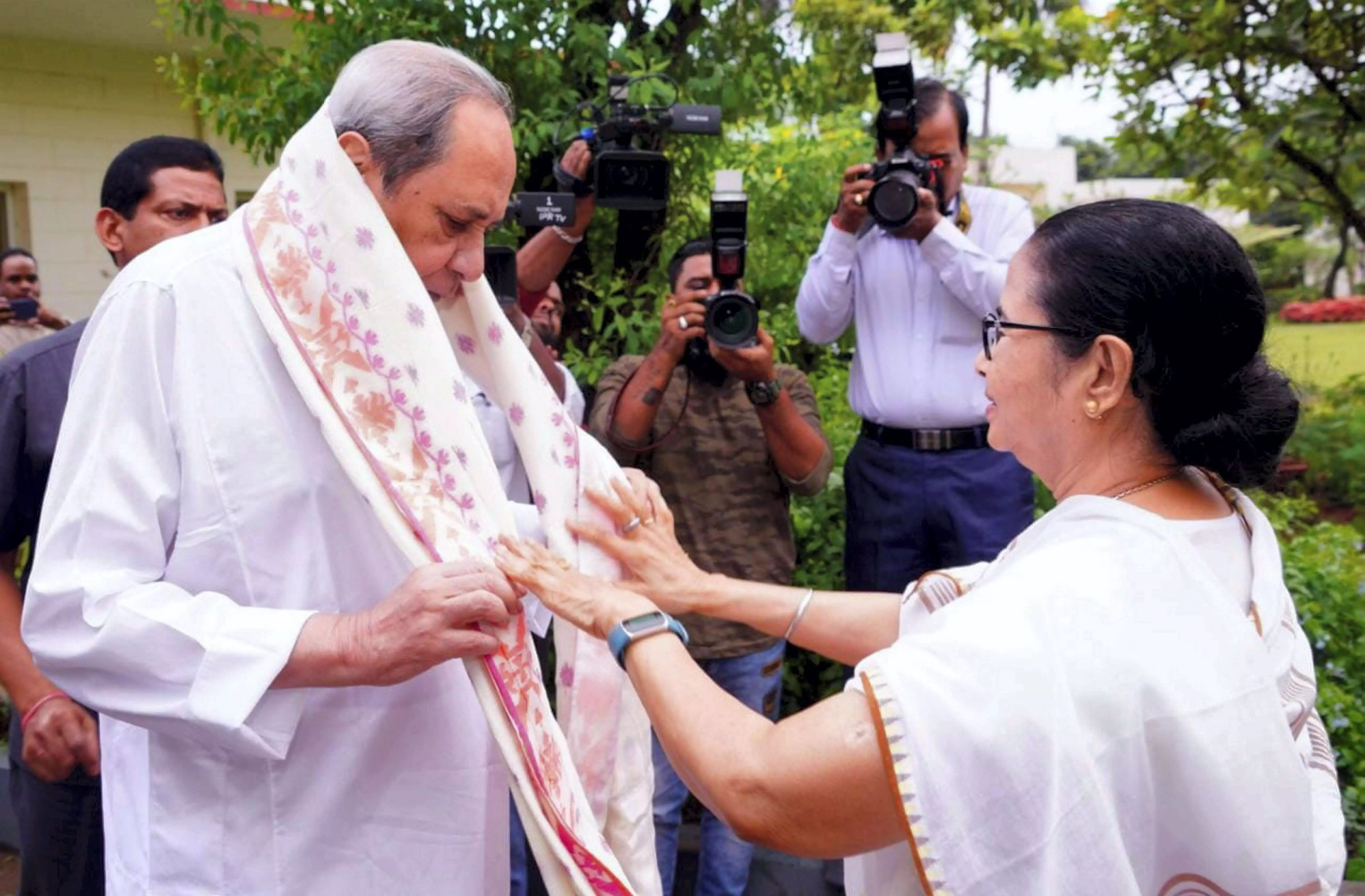 Naveen, Mamata resolve to make federal structure strong, permanent