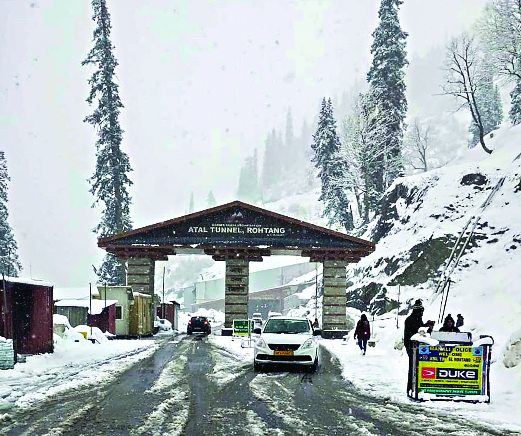 Fresh spell of snowfall, rain brings down mercury levels in Himachal