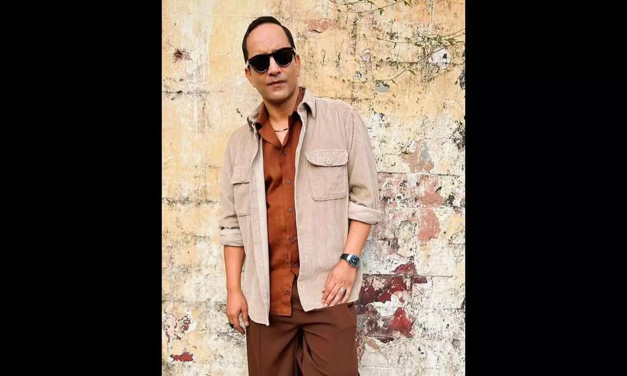 With whom would Deepak Dobriyal love to share screen space in movies?