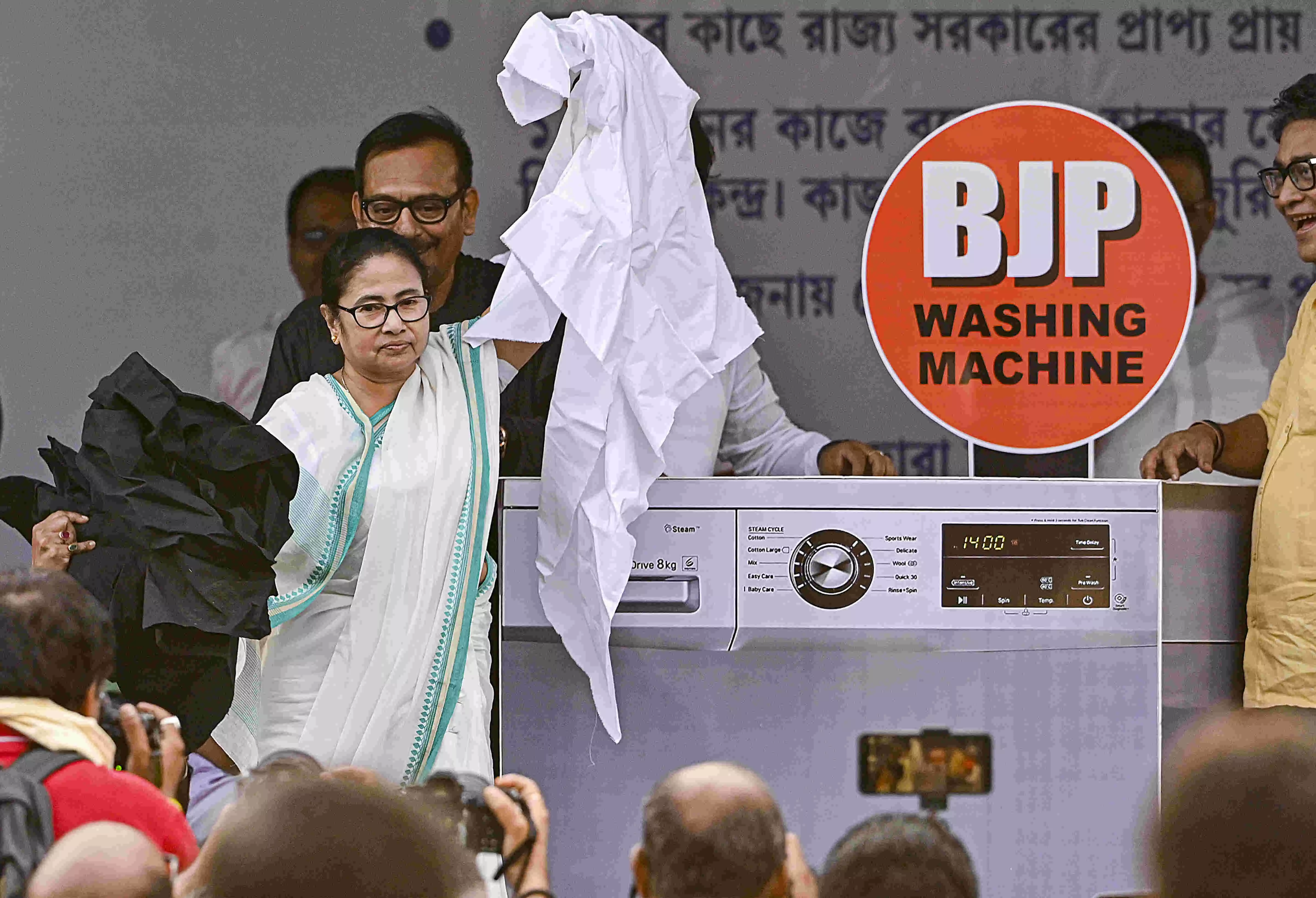 Mamata Banerjee sits overnight in dharna against Centre, raises political temperature