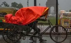 Light rain in Delhi, air quality moderate Light rain in Delhi, air quality moderate