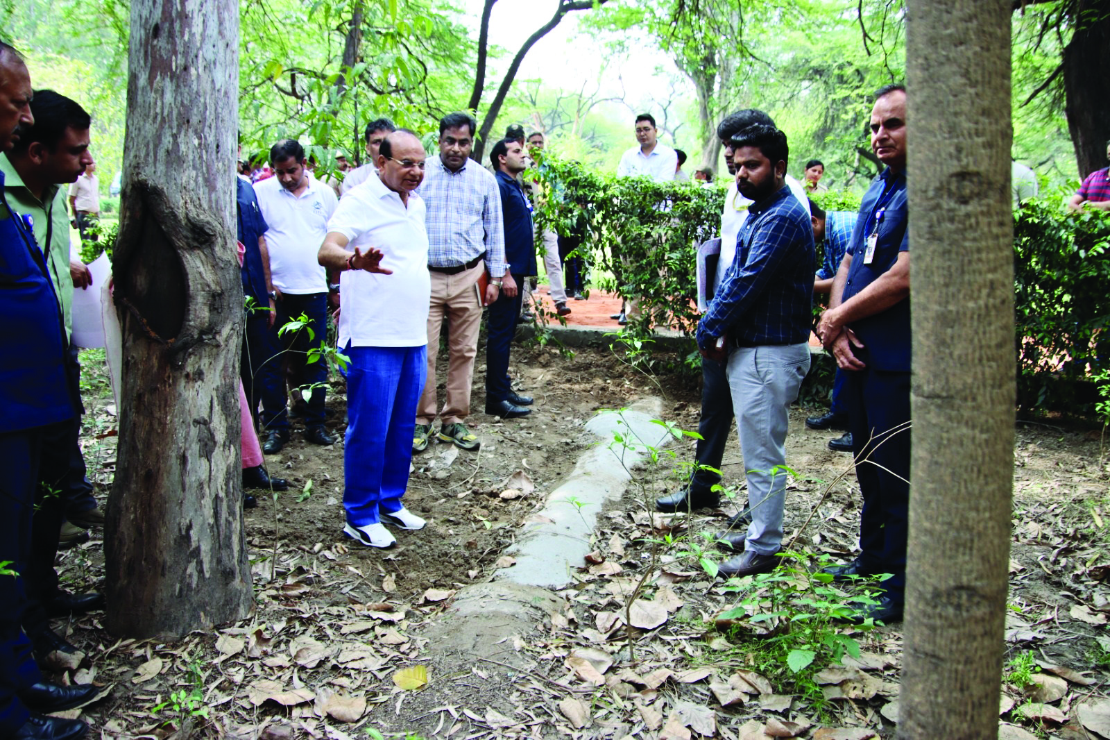 L-G visits Sanjay Lake, directs officials to complete de-silting work by June 30
