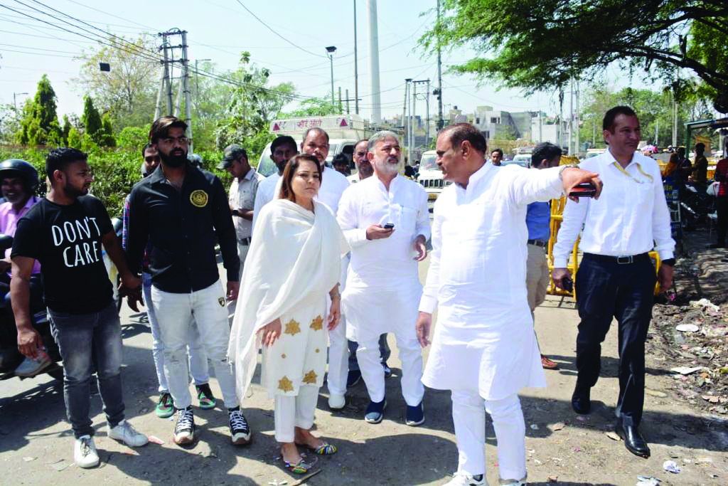 Mayor inspects slum dwellings in Vikaspuri, asks officials to renovate dhobi ghat and welfare centre