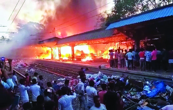 Fire breaks out at Santoshpur Railway Station, none hurt Fire breaks out at Santoshpur Railway Station, none hurt