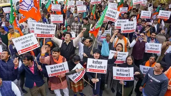 BJP protests near AAP HQ, demands Arvind Kejriwals resignation BJP protests near AAP HQ, demands Arvind Kejriwals resignation