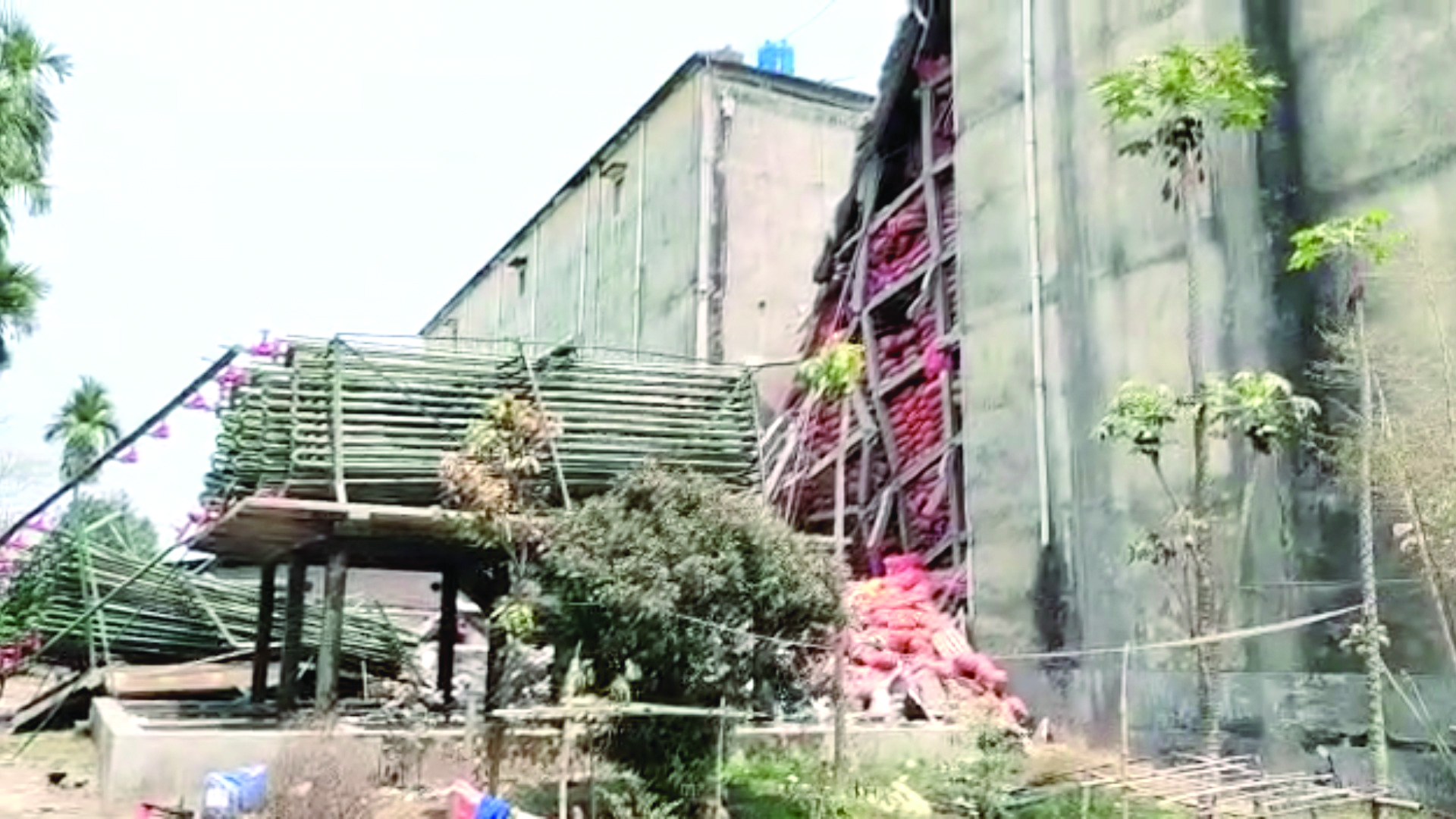 Cold storage’s wall collapse leads to toxic gas leak, at least 9 fall sick Cold storage’s wall collapse leads to toxic gas leak, at least 9 fall sick