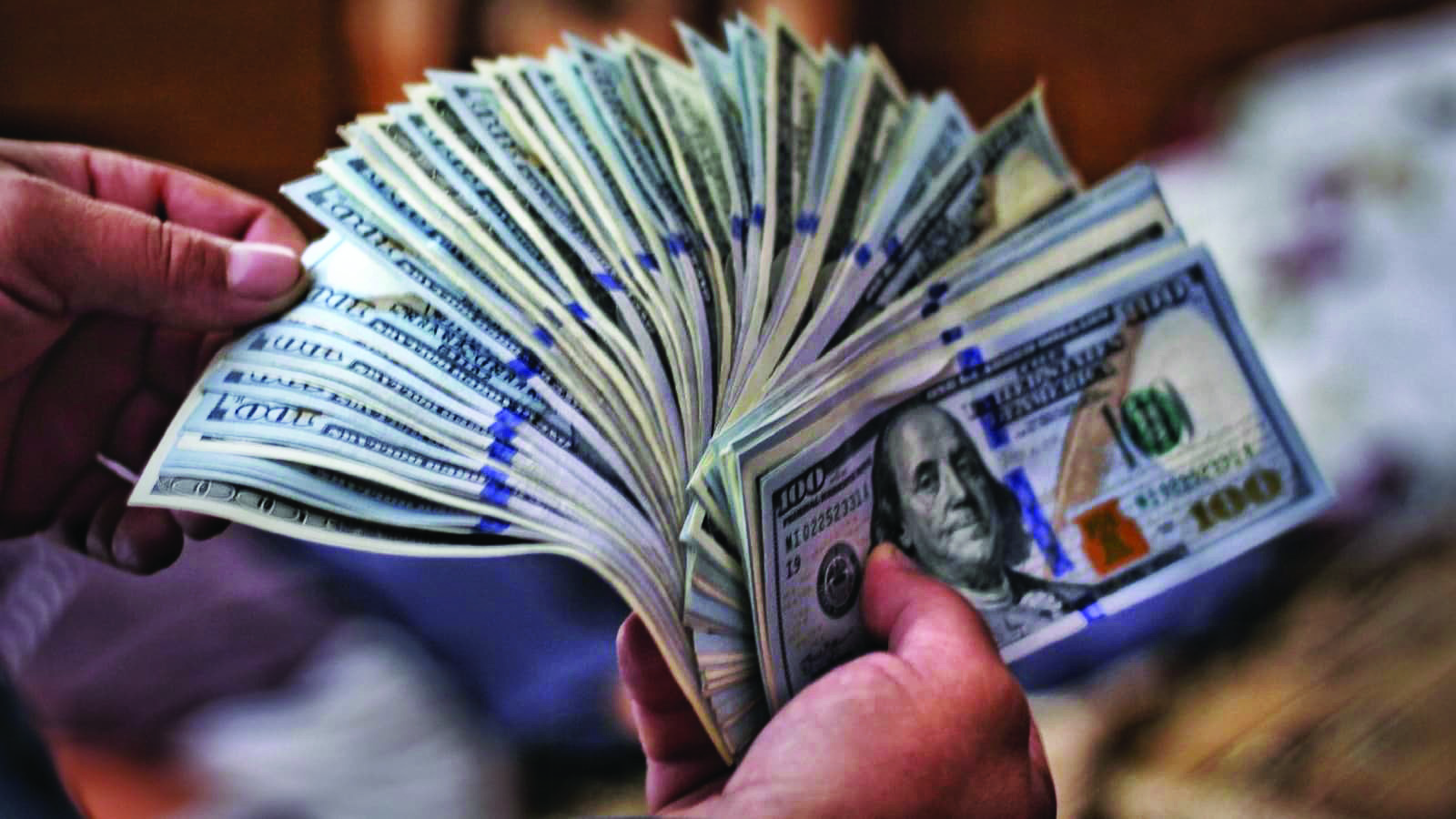 Dollar hits 1-month high against yen