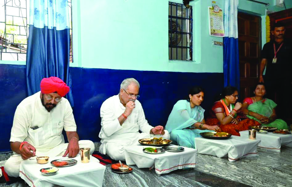 CM Baghel partakes lunch at house of Kaushalya Soni