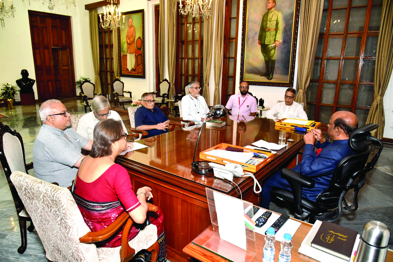 Governor meets doyens of the academia, discusses issues regarding overhauling univs