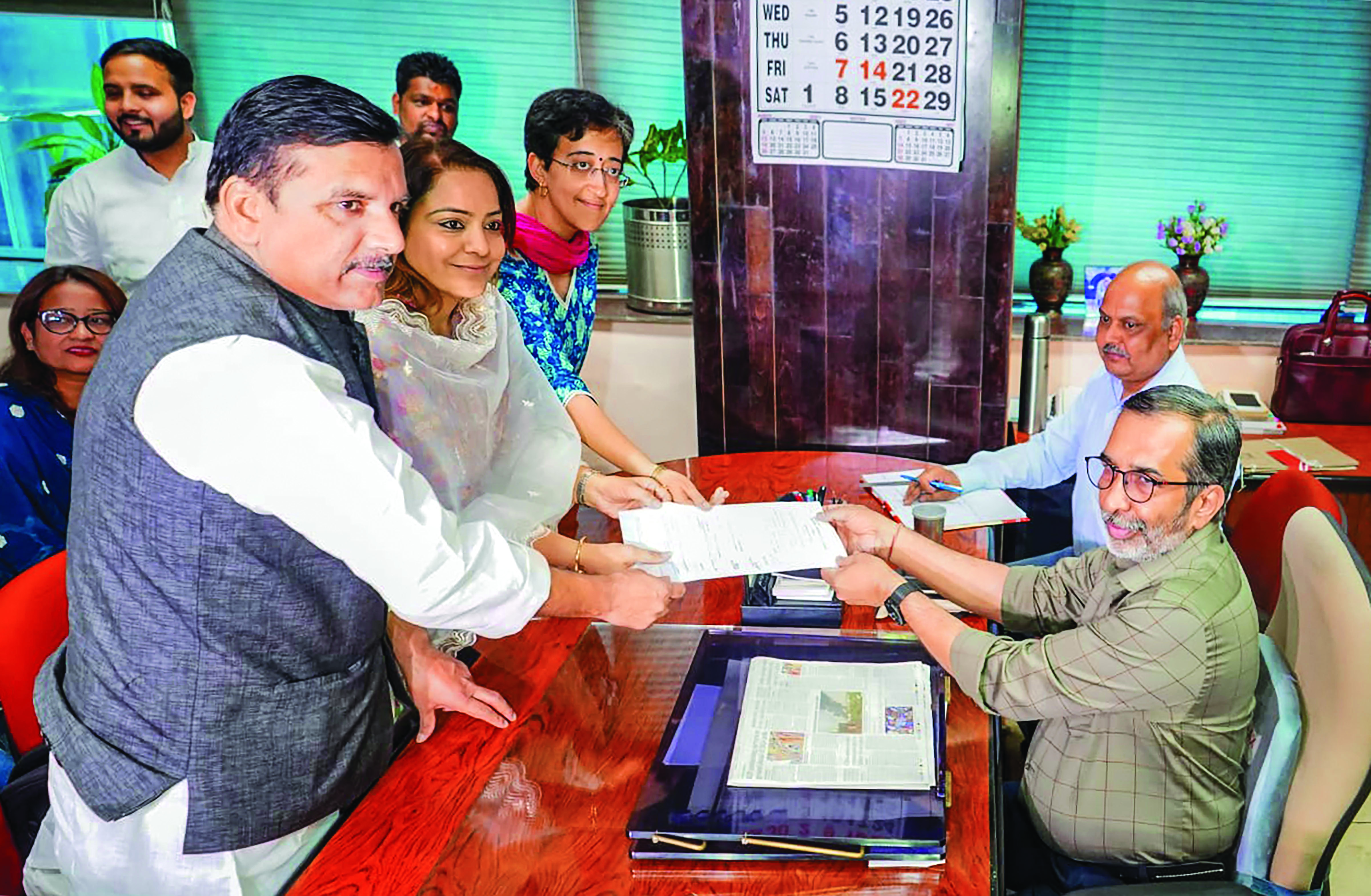 AAP’s Shelly Oberoi & Aaley Iqbal file nominations for mayoral polls AAP’s Shelly Oberoi & Aaley Iqbal file nominations for mayoral polls