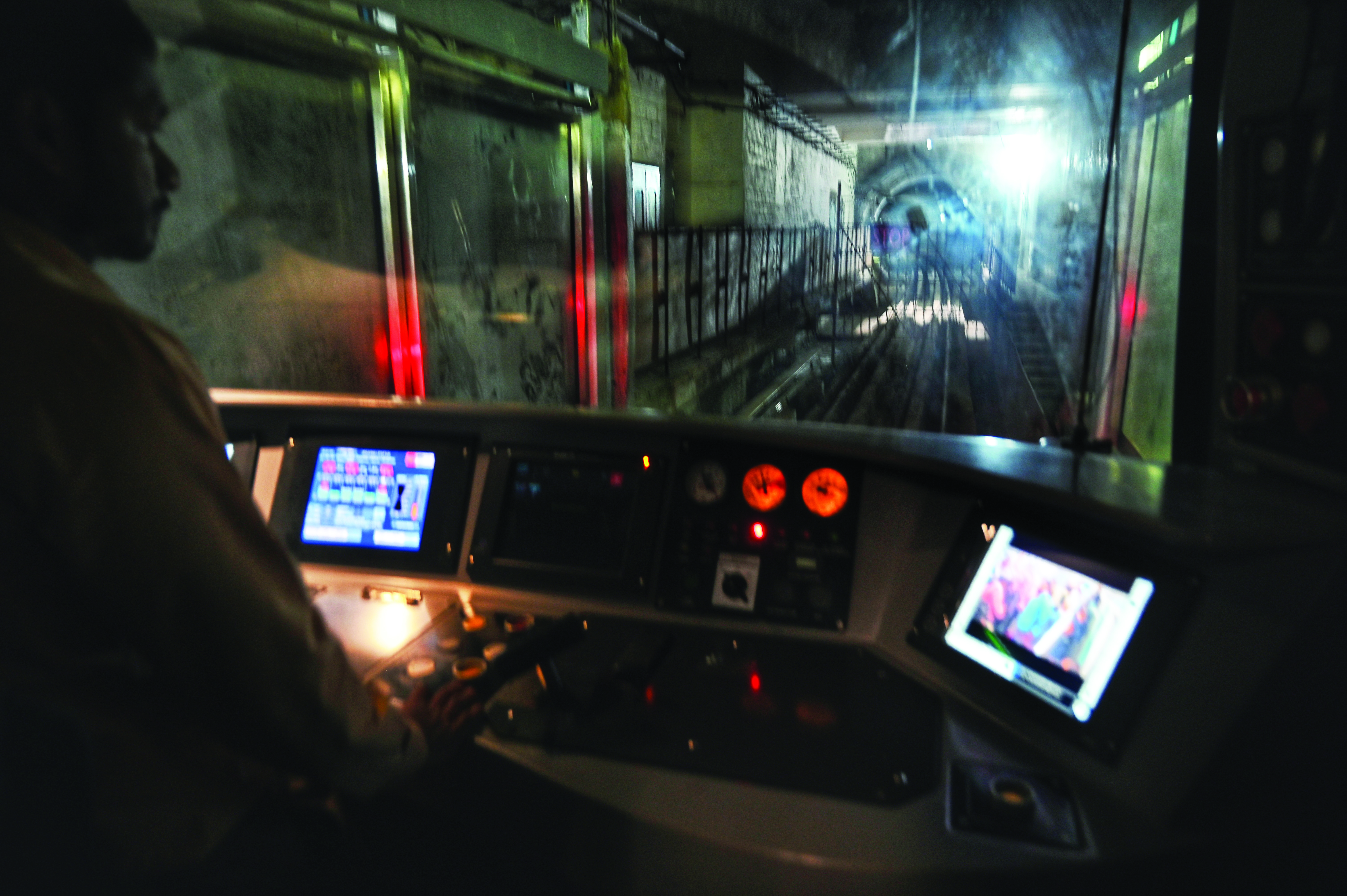 E-W Metro holds test run under Ganges E-W Metro holds test run under Ganges