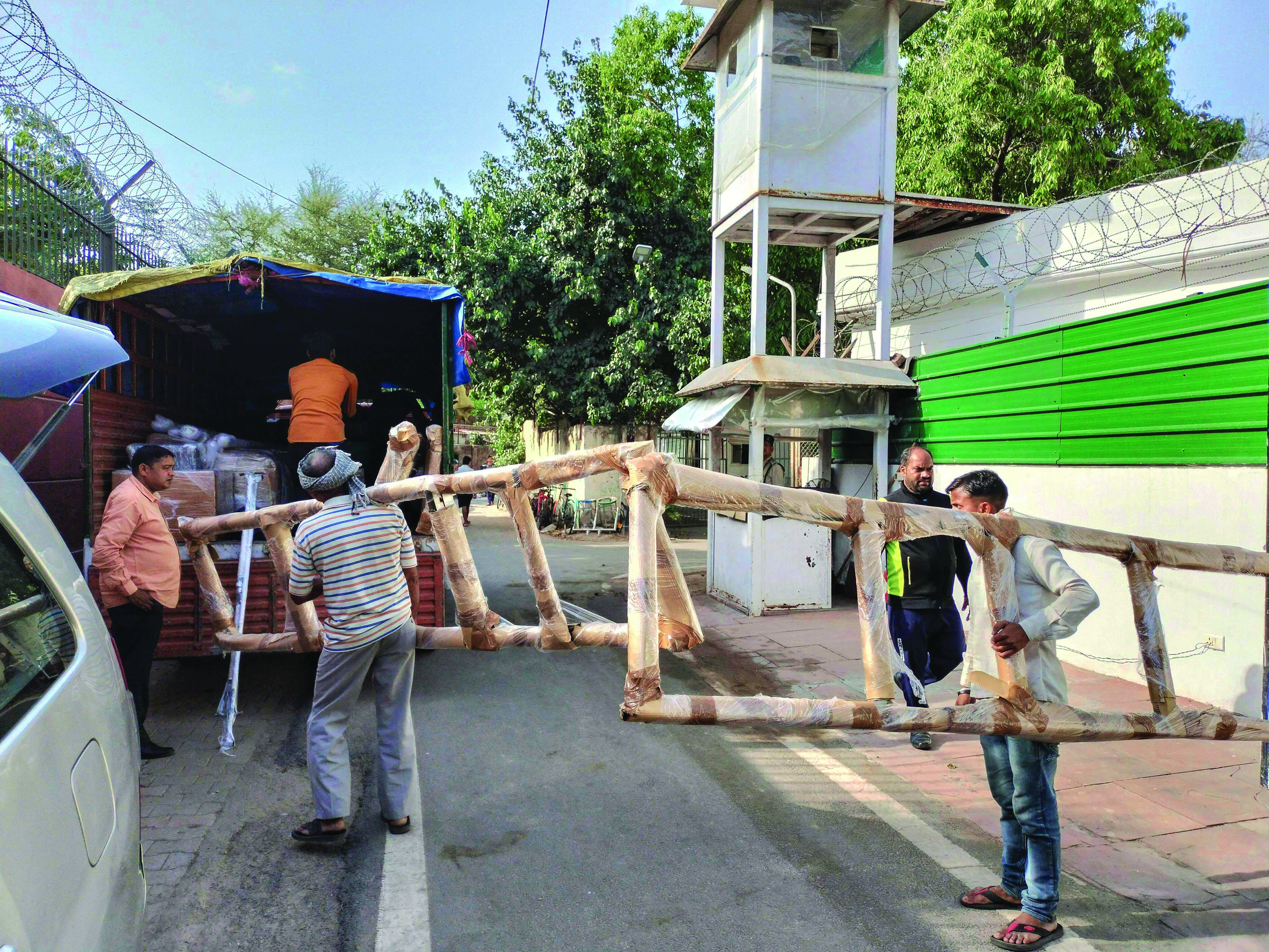 Rahul to hand over official bungalow today Rahul to hand over official bungalow today
