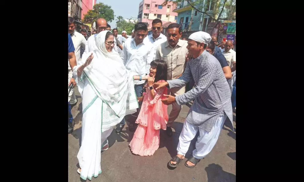Mamata visits Rizwanur Rahman’s residence,   extends greetings