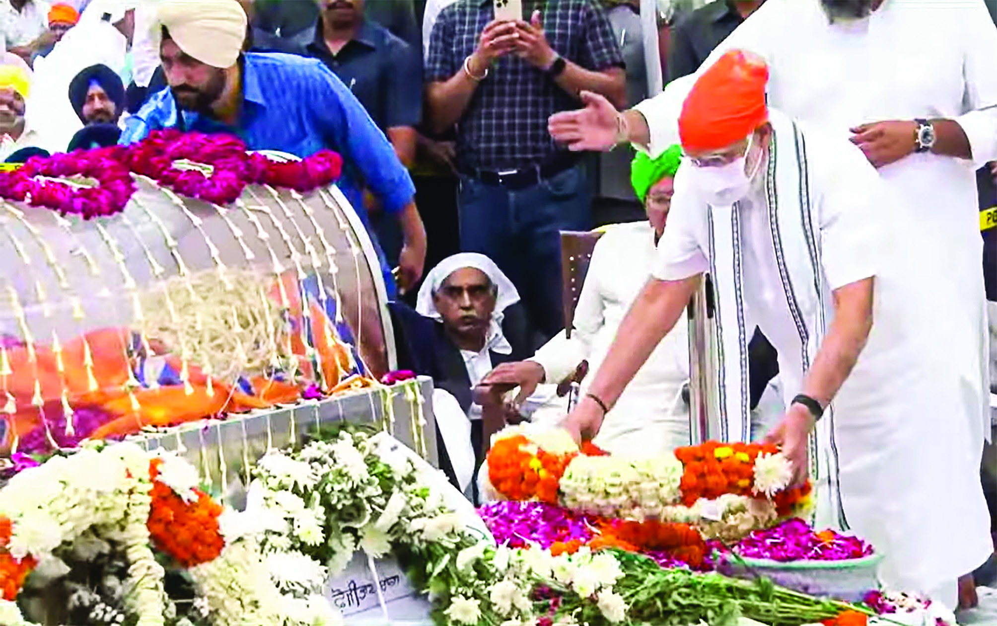 Politicians, people throng to pay homage to Parkash Singh Badal