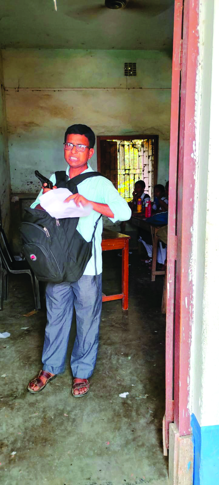 Cops disarm gun-wielding man, foils hostage bid at school in Malda district Cops disarm gun-wielding man, foils hostage bid at school in Malda district