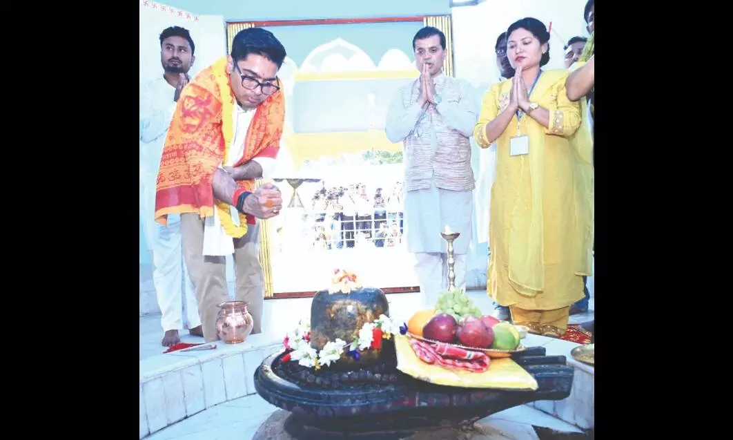 Abhishek leaves cavalcade, walks to talk to people Abhishek leaves cavalcade, walks to talk to people