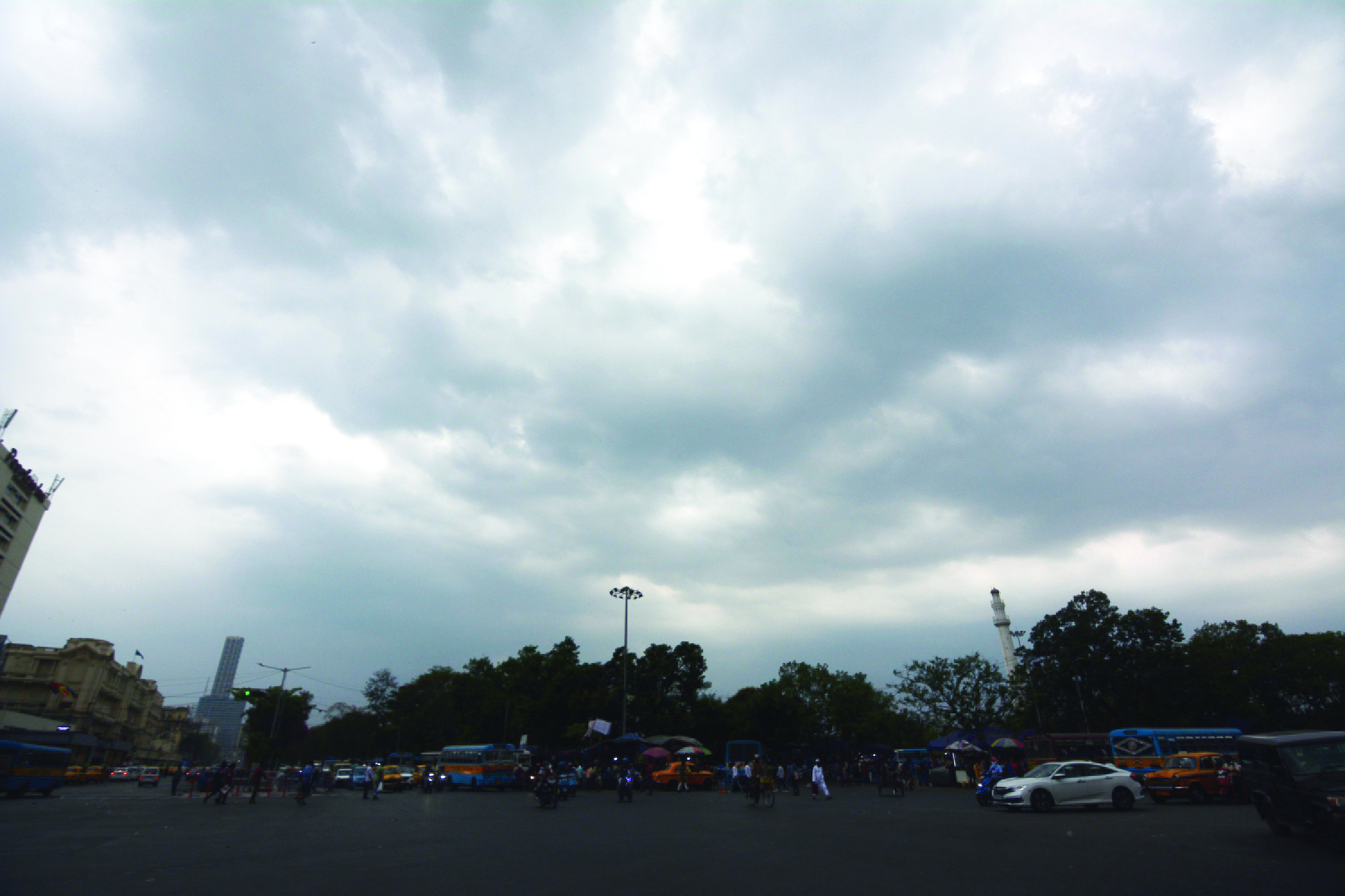 MeT predicts rain, thunderstorm in both S & N Bengal