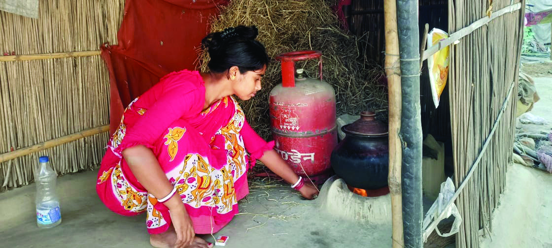 Refill pinch: Ujjwala beneficiaries back to firewood as LPG price soars