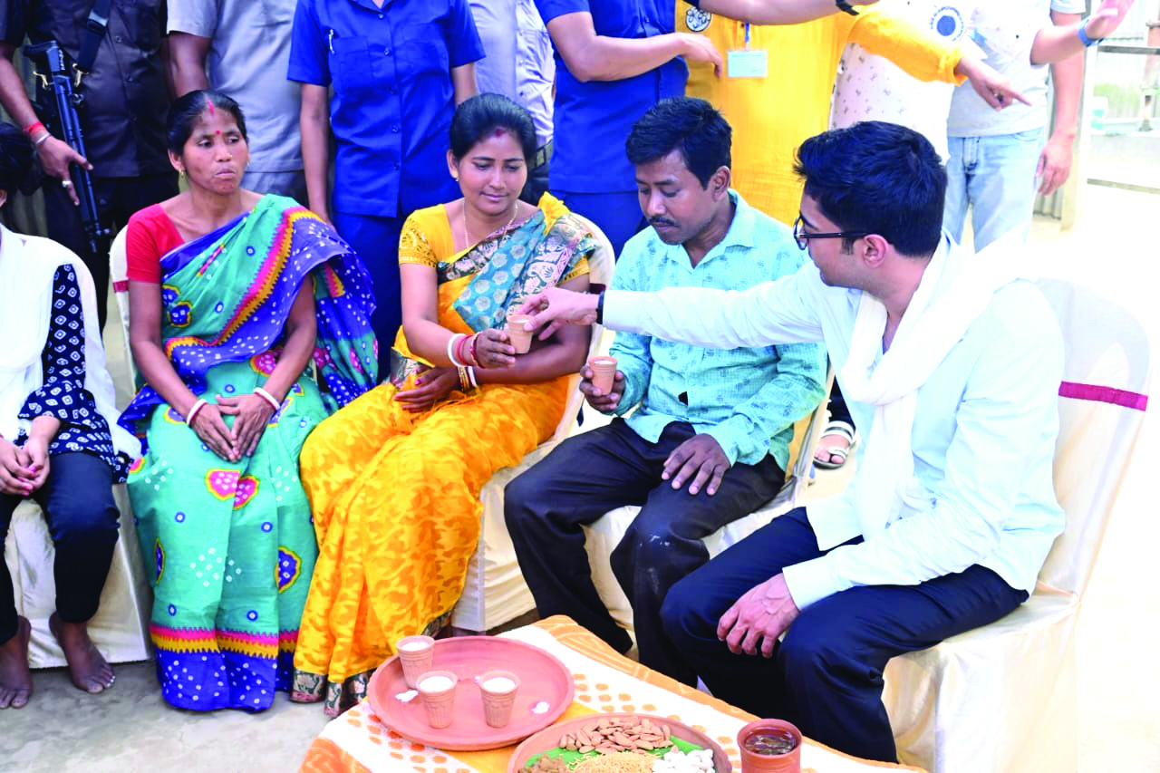 Raiganj: Abhishek bonds with Rajbanshi family over tea