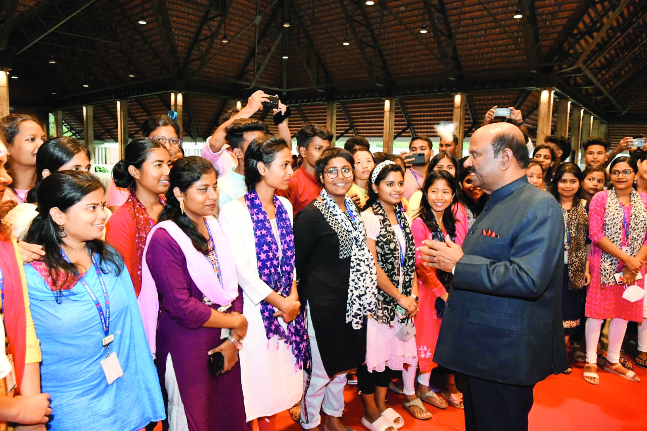Guv meets students from state in Kerala