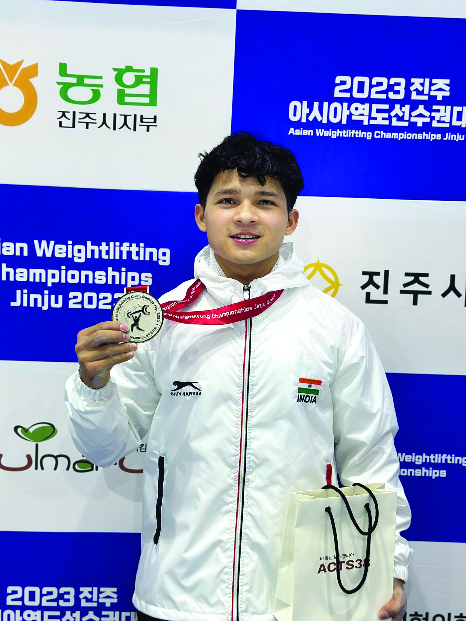 Jeremy wins silver in snatch but fails to complete his event