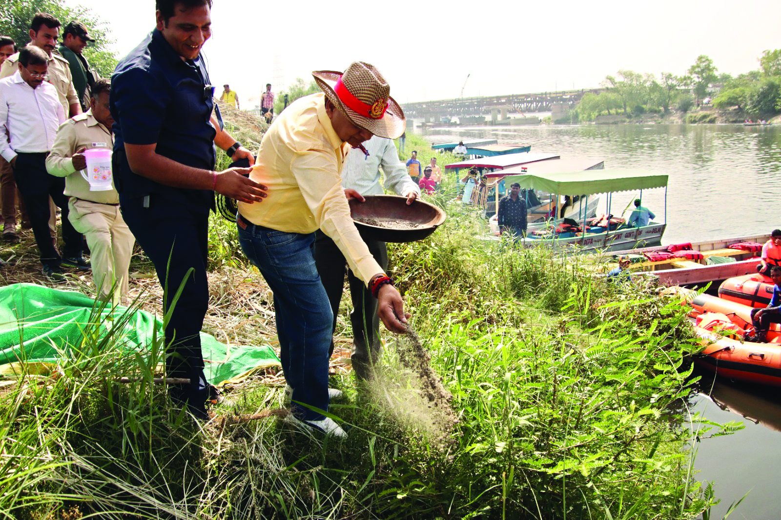 Delhi L-G Saxena plants 300 Cherry Blossom and Chinar saplings on 3 Yamuna islands Delhi L-G Saxena plants 300 Cherry Blossom and Chinar saplings on 3 Yamuna islands