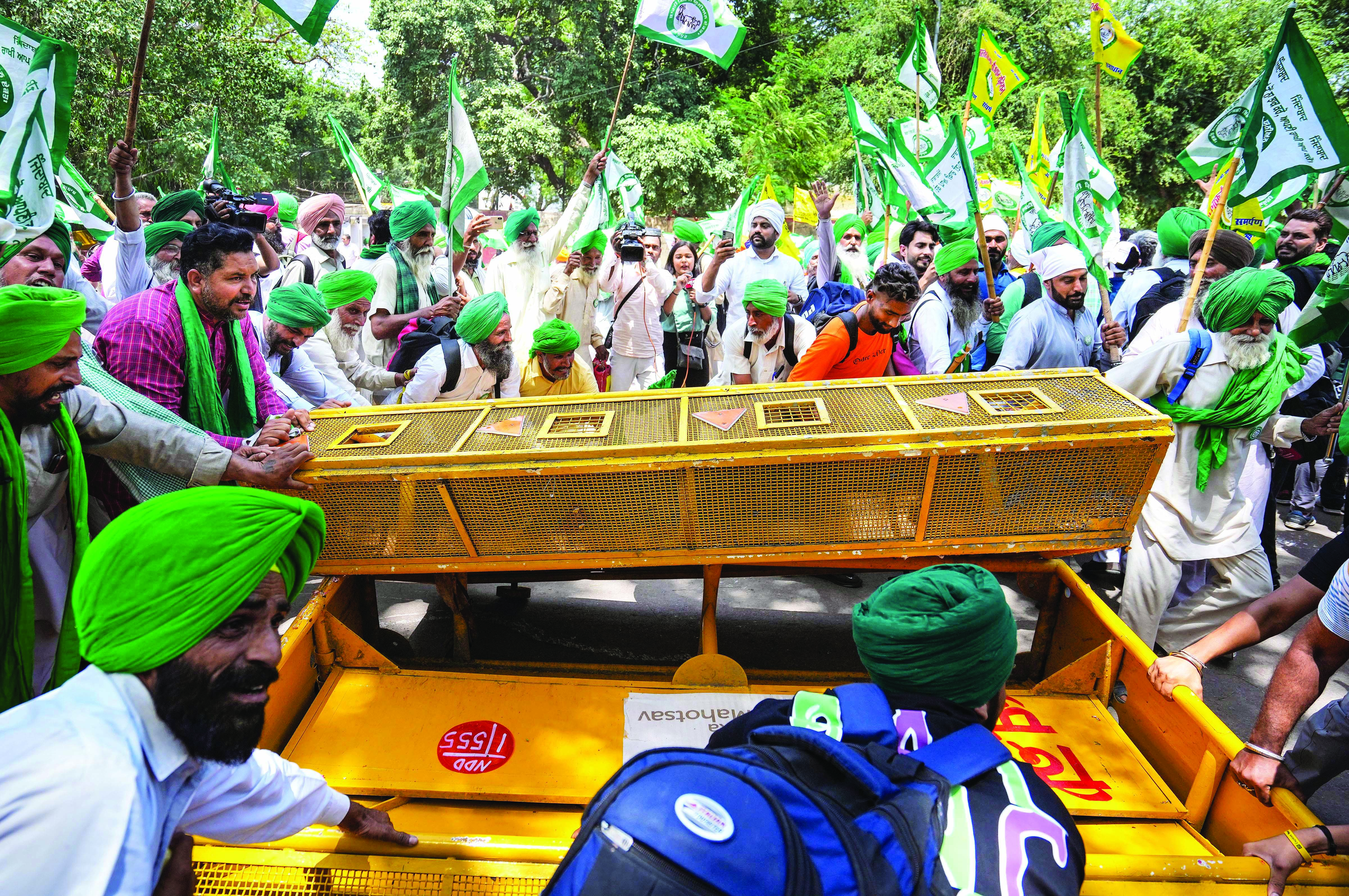 Farmers break through barricades to join wrestlers’ protest in Delhi Farmers break through barricades to join wrestlers’ protest in Delhi