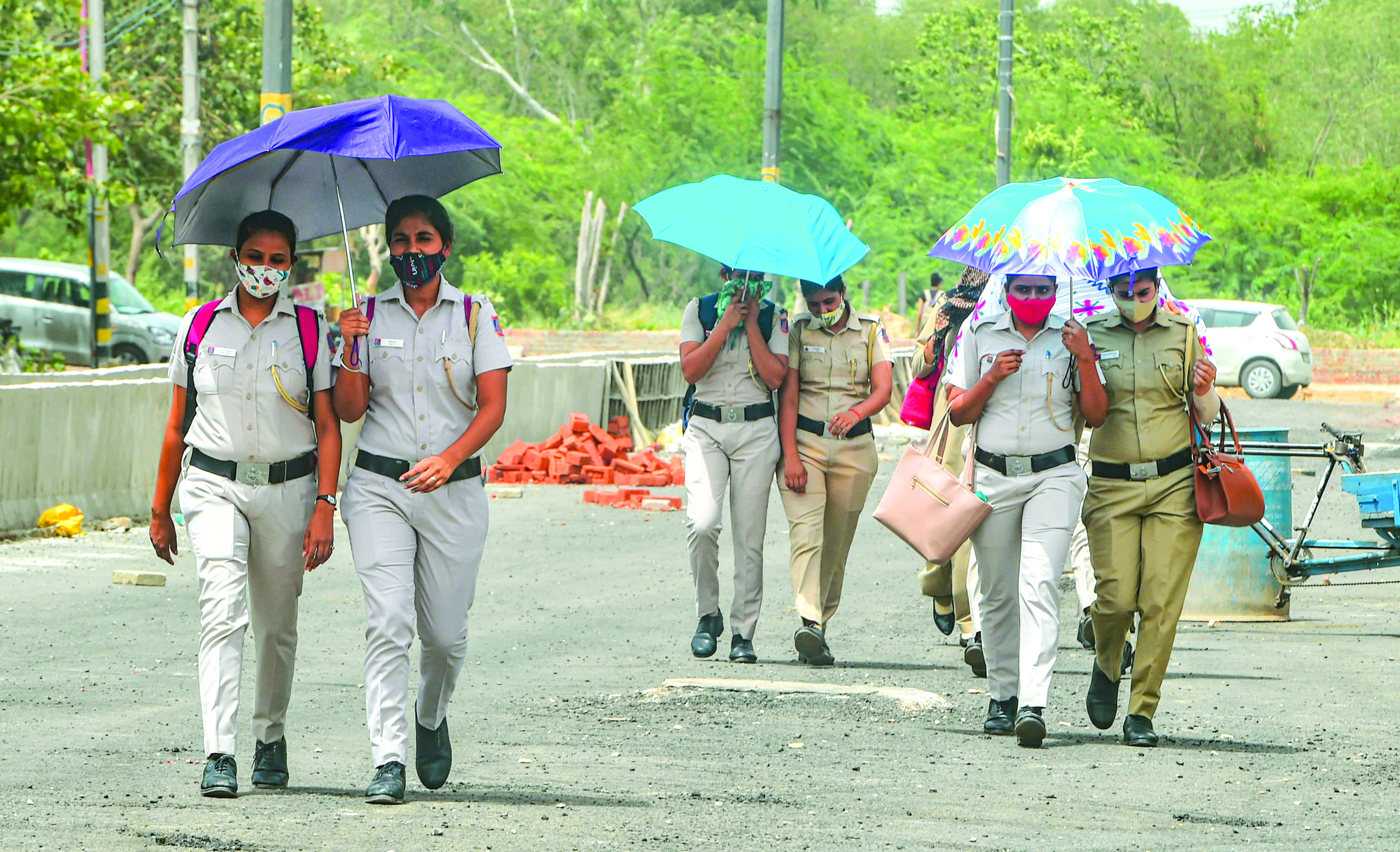 Delhi’s maximum temperature settles two notches below average Delhi’s maximum temperature settles two notches below average