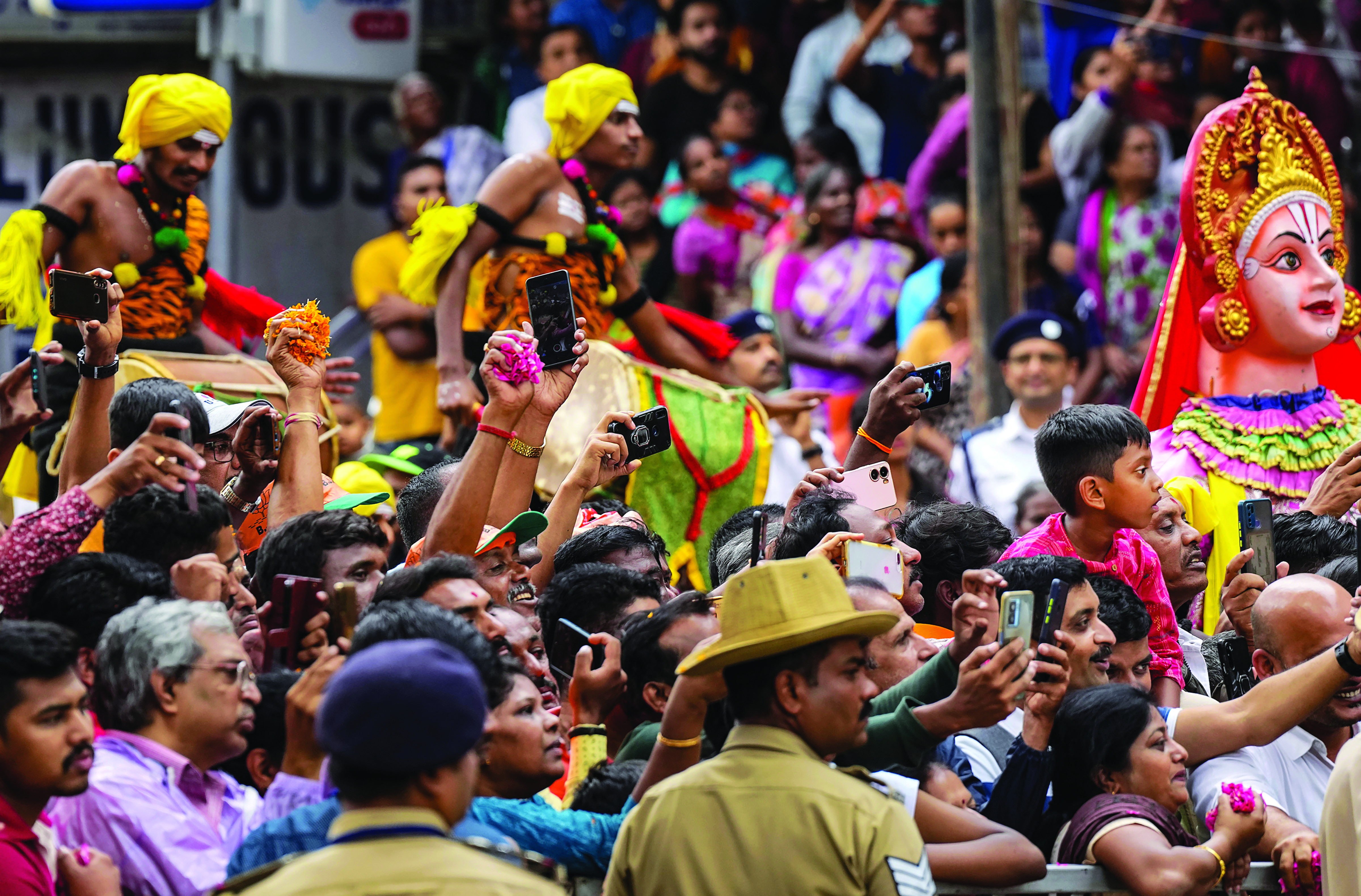 Stage set for Karnataka poll battle as campaigning comes to a close Stage set for Karnataka poll battle as campaigning comes to a close