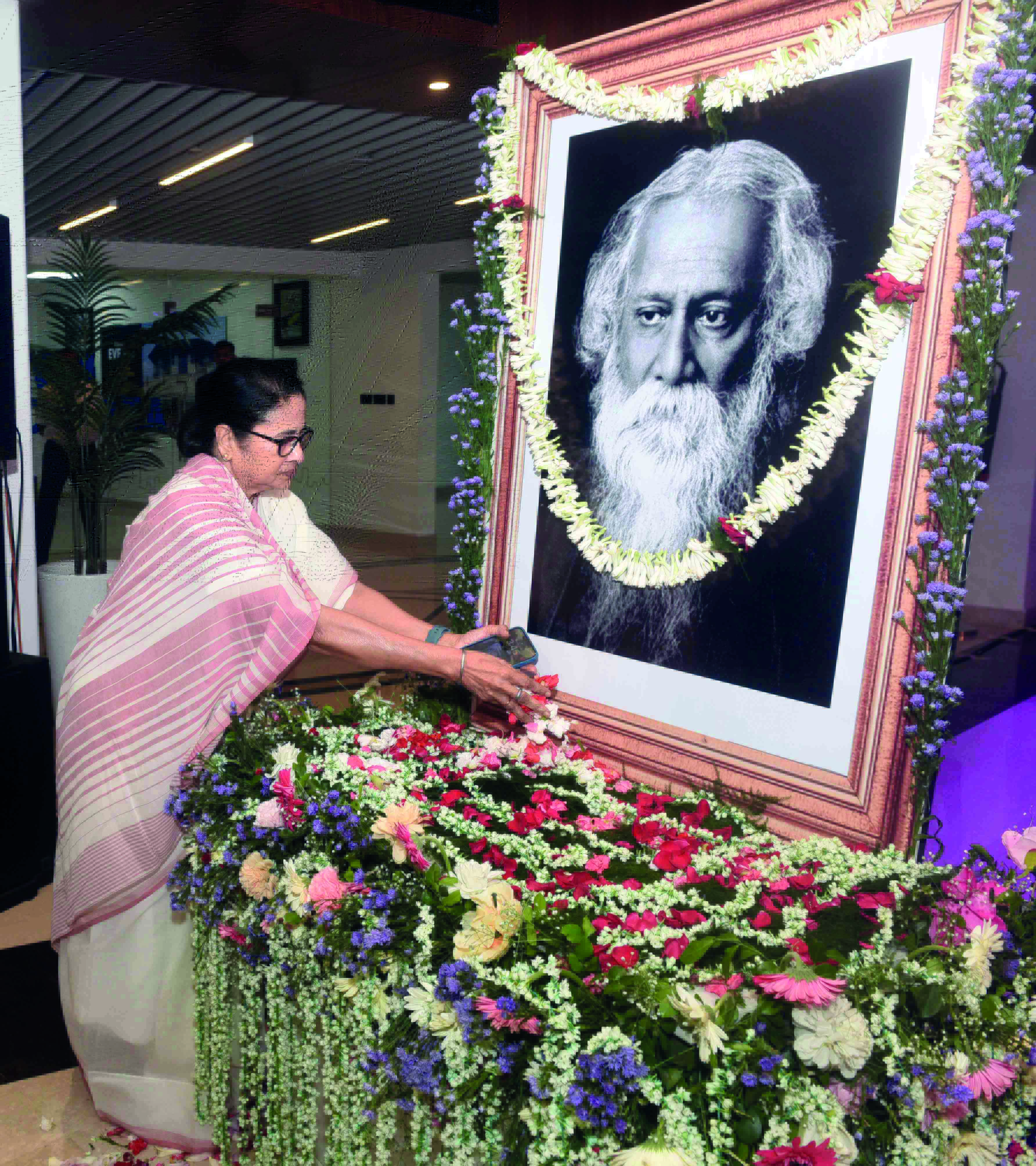 ‘We should take an oath to never deviate from Tagore’s ideology’