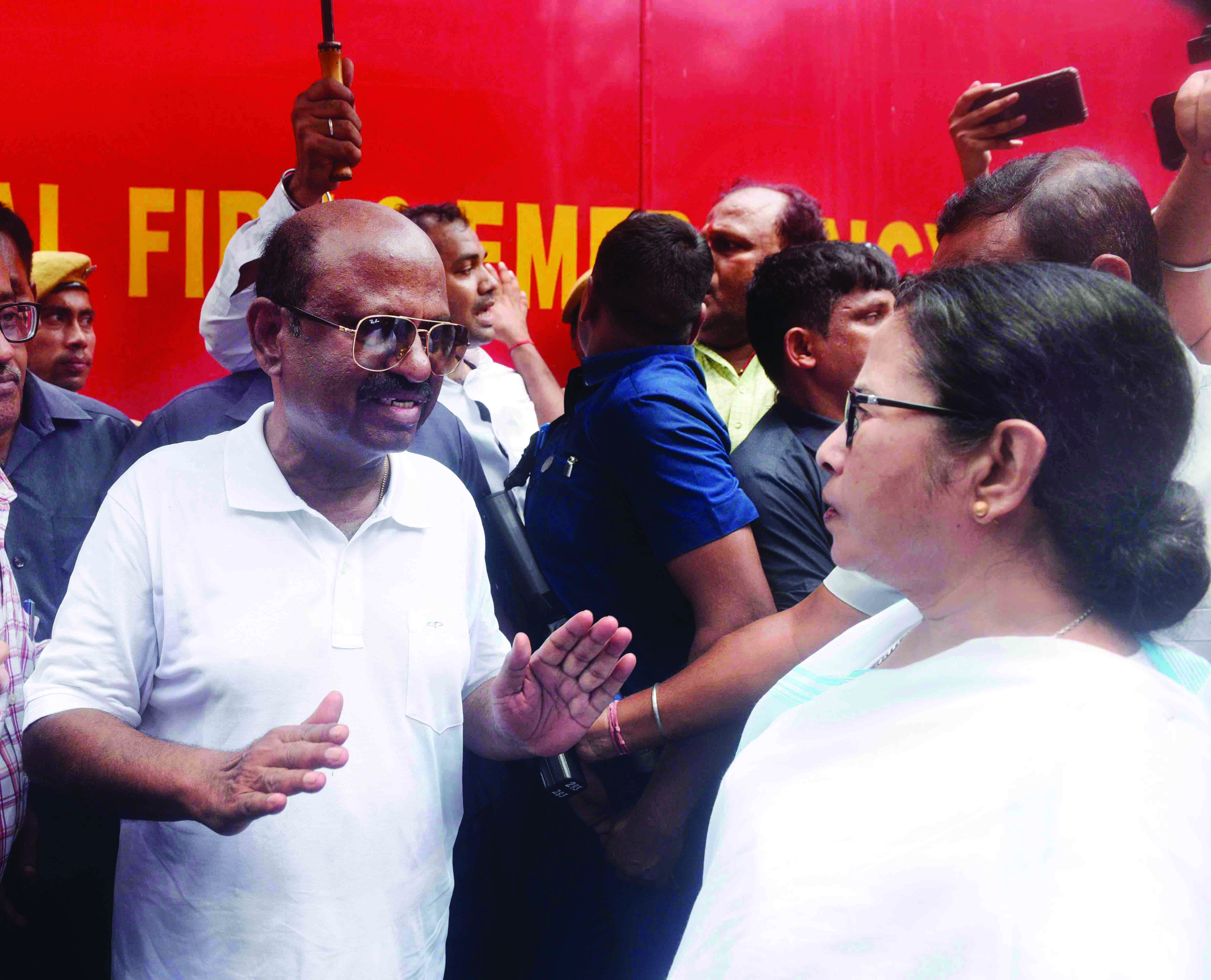 Fire at Saraf House near Raj Bhavan; Guv, CM visit spot Fire at Saraf House near Raj Bhavan; Guv, CM visit spot