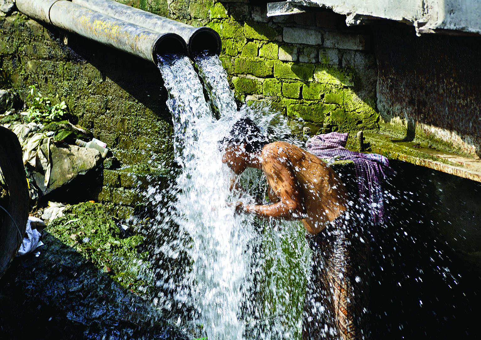 Delhi reels under sweltering heat with max temp at 44 degree C Delhi reels under sweltering heat with max temp at 44 degree C