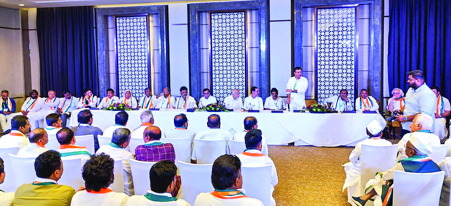 Cong MLAs authorise Kharge to pick CM as Siddaramaiah vs Shivakumar battle heats up