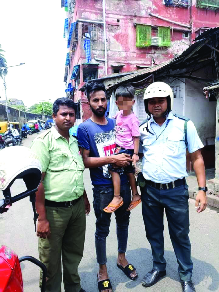 Park Circus: Cops help 4-year-old unite with family