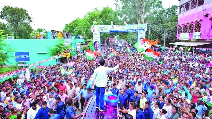 Burdwan: Thousands brave rainfall to attend Abhishek’s roadshow
