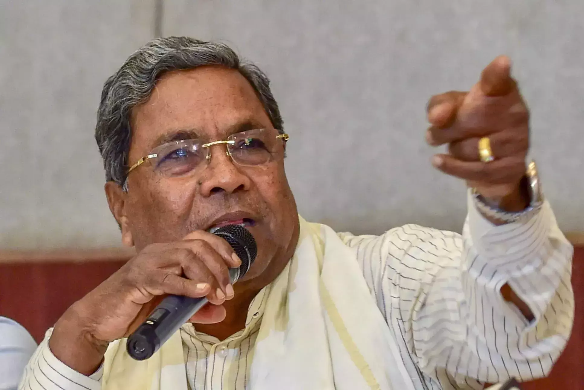 Amid the battle for Karnataka CMs post; Siddaramaiah left for Delhi to meet with AICC leaders