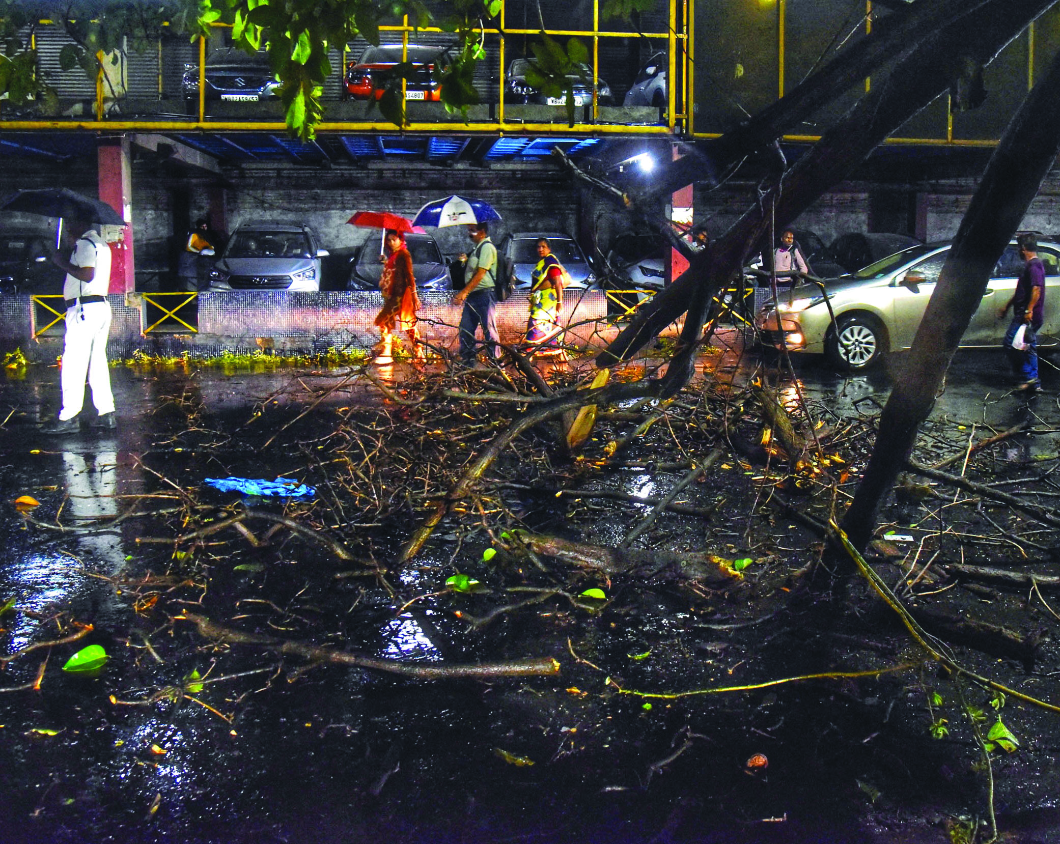 Thunderstorms, heavy rain lead to mayhem in several parts of Bengal Thunderstorms, heavy rain lead to mayhem in several parts of Bengal