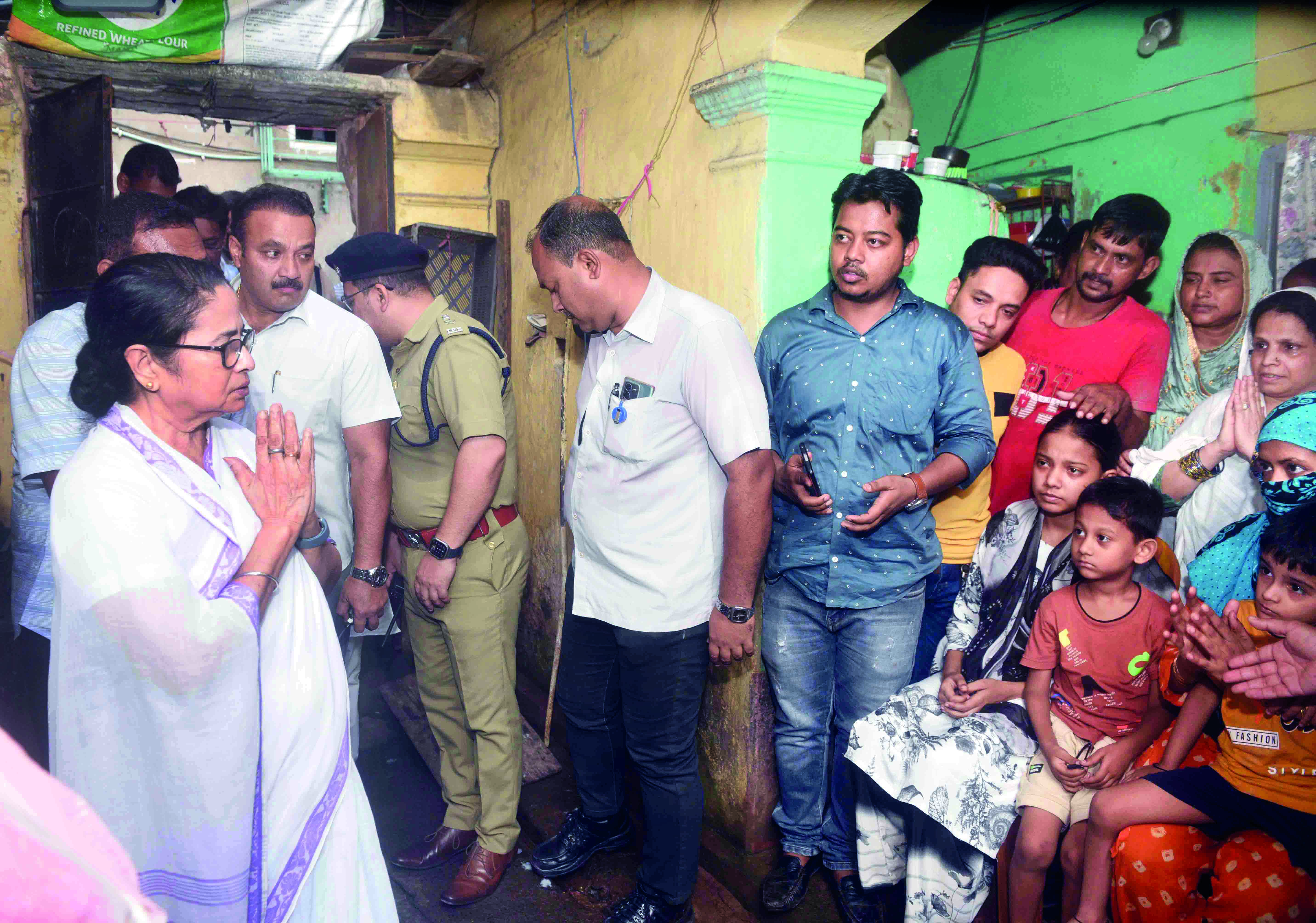 CM hands over cheques of Rs 2.5L each to family of the deceased CM hands over cheques of Rs 2.5L each to family of the deceased