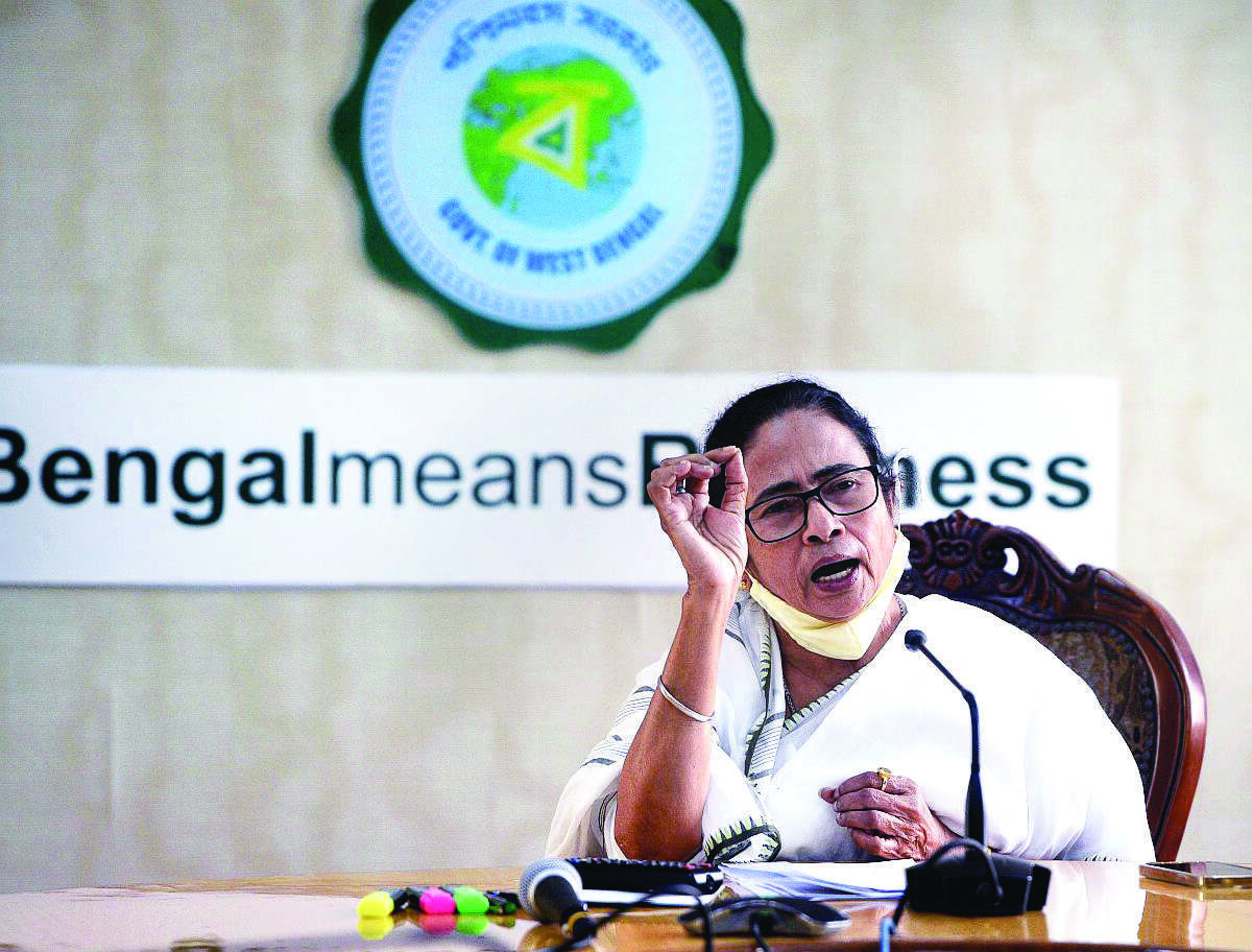 CM visits two government departments at Nabanna, takes stock of attendance CM visits two government departments at Nabanna, takes stock of attendance